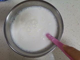 8、手工酸奶,搅拌均匀备用,正准备放入酸奶机里发酵,发现酸奶机坏了,移到面包机里发酵吧!