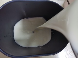 10、手工酸奶,把搅拌好的牛奶倒入面包桶里