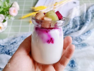 14、手工酸奶,把酸奶装入酸奶瓶里,放些水果,漂亮又美味减脂的水果酸奶就好了,火龙果汁渗到酸奶里,红红的,很漂亮!