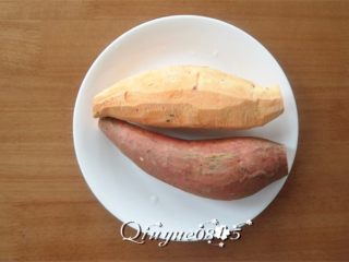 2、拔丝红薯,削皮