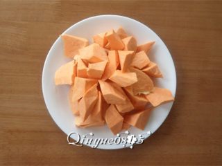 3、拔丝红薯,切滚刀块