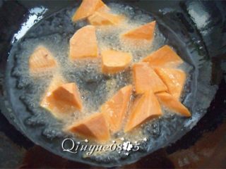 4、拔丝红薯,油热至六七分时，放入红薯块炸制