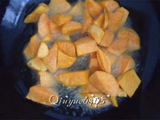 5、拔丝红薯,用锅铲搅动