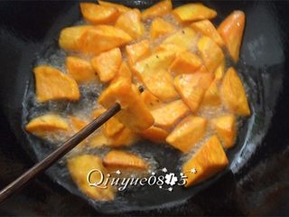 7、拔丝红薯,用筷子扎一下红薯，炸熟即可。