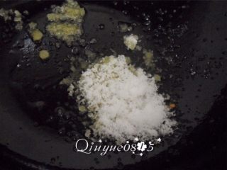 9、拔丝红薯,锅中留底油，放入白砂糖不停的用锅铲搅动熬制