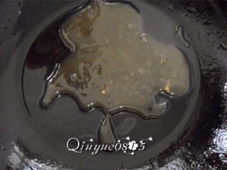 10、拔丝红薯,等糖浆变为褐色且有拉丝效果时