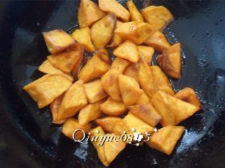 11、拔丝红薯,倒入红薯