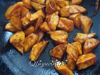 12、拔丝红薯,快速翻动，使红薯挂匀糖浆。