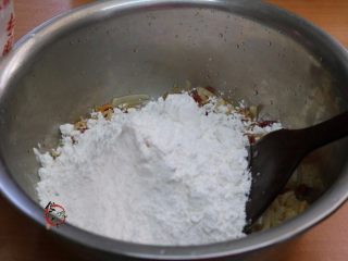 7、咸香粤式萝卜糕,盆里倒入萝卜糕粉，调入五香粉、香葱粉、鸡粉