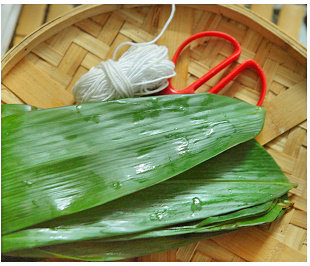 2、瑶柱酱肉粽,用剪刀将前面带径的部分剪掉