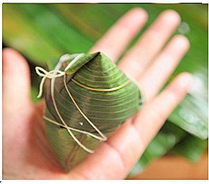 12、瑶柱酱肉粽,用棉线捆绑结实