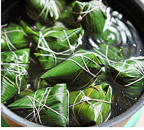 13、瑶柱酱肉粽,将包好的粽子加满水