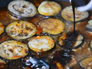 11、这样做的茄盒不用炸，煎烧茄盒少油健康又入,加入适量清水，半勺生抽，1茶匙耗油，适量的盐、胡椒粉