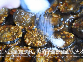 13、这样做的茄盒不用炸，煎烧茄盒少油健康又入,开锅加入适量的白糖，将茄子全部翻面，大火收汁
