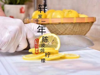 1、止咳化痰-陈皮冰糖柠檬膏(不含川贝),用盐洗干净柠檬表皮的蜡,然后自然晾干或用厨房纸把水分擦干至无水滴即可。柠檬头尾切除不要,将柠檬切成片挑核~柠檬籽是苦的!记得一定要祛籽~