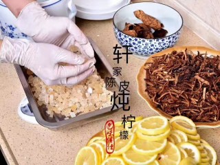 4、止咳化痰-陈皮冰糖柠檬膏(不含川贝),接下来先把黄冰糖铺在最底层~大块的冰糖最好敲碎再放入炖盅,这样比较容易化!