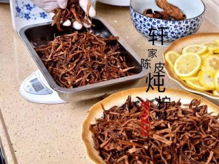7、止咳化痰-陈皮冰糖柠檬膏(不含川贝),再铺一层陈皮丝~依此类推,把炖盅铺满即可
