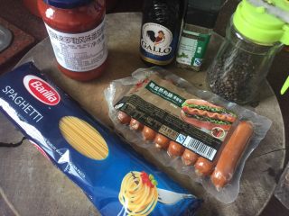 1、通心肠番茄意面,准备好材料