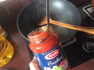 10、通心肠番茄意面,利用锅里的余油勺入两勺百味来罗勒风味番茄酱