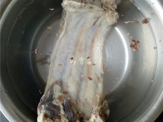 1、蒜香腊排骨,腊排骨用清水浸泡片刻； 
