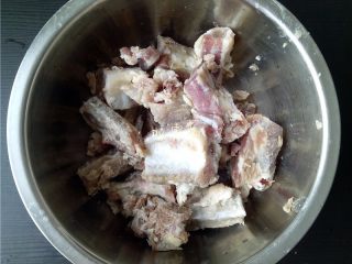 2、蒜香腊排骨,排骨洗净，斩块；