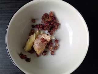 3、蒜香腊排骨,老姜洗净拍散，花椒洗去浮尘；