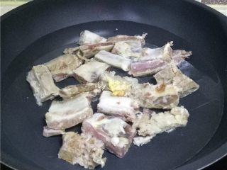 4、蒜香腊排骨,锅里倒入适量清水，放入排骨，老姜，花椒，大火烧开；