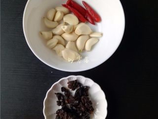 5、蒜香腊排骨,备好其他调料：大蒜，小米辣洗净，再备好豆豉；