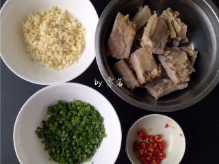 6、蒜香腊排骨,将排骨捞出，用清水洗净；大蒜，小米辣切末；再切点葱花，小葱1颗就够了；