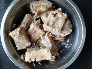 7、蒜香腊排骨,将排骨同植物油，部分蒜末，部分豆豉，部分小米辣拌匀；