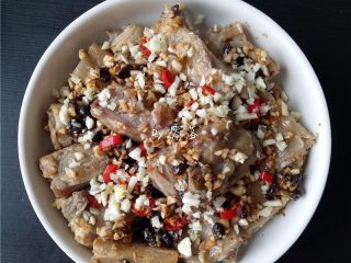 9、蒜香腊排骨,撒上剩余的蒜末、小米辣、豆豉；