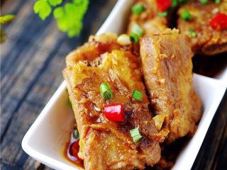 12、蒜香腊排骨,【蒜香腊排骨】蒸好后，端出即可食用。