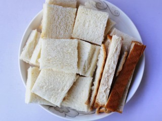 4、紫薯西多士,吐司切除4边。切十字架。