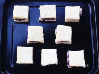 9、紫薯西多士,盖上另一片。