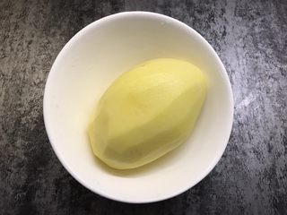 2、土豆丝鸡蛋饼,土豆洗净去皮