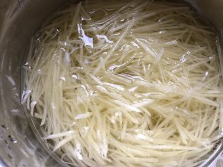4、土豆丝鸡蛋饼,用清水净泡一会