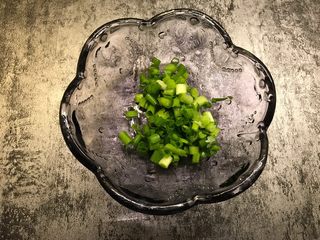 7、土豆丝鸡蛋饼,香葱切末