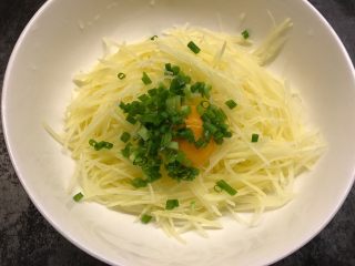 8、土豆丝鸡蛋饼,将香葱加入土豆丝中