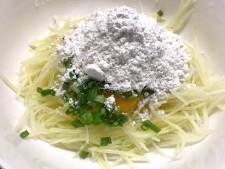 9、土豆丝鸡蛋饼,加入面粉