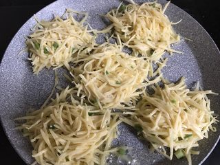 12、土豆丝鸡蛋饼,平底锅抹上少许油