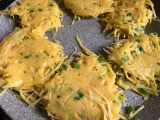 13、土豆丝鸡蛋饼,小火慢慢煎，一边煎凝固后翻面