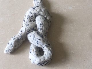 19、佛系养生黑芝麻辫子面包,第十九步：把下半截往右边旋转下