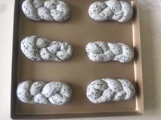 21、佛系养生黑芝麻辫子面包,第二十一步：全部做好后开始二发36度湿度75%发酵40分钟就好了