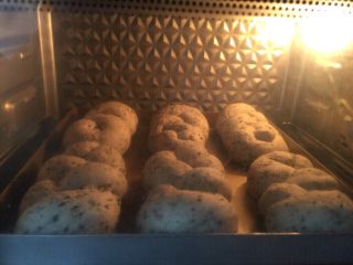 22、佛系养生黑芝麻辫子面包,第二十二步：发酵完成后放入预热好的烤箱185度20分钟出炉晾凉密封保存