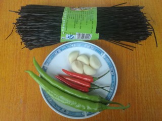 1、酸辣蕨根粉,准备材料。