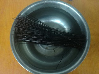 2、酸辣蕨根粉,蕨根粉提前浸泡一晚。