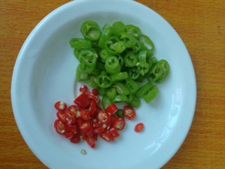 4、酸辣蕨根粉,辣椒切碎。