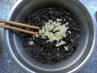 10、酸辣蕨根粉,放入蒜末。