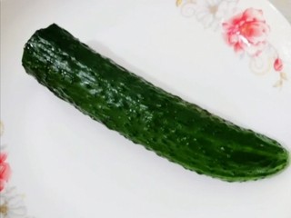 1、黄瓜哈密瓜汁,黄瓜洗净备用