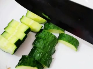 2、黄瓜哈密瓜汁,用的把黄瓜切块备用